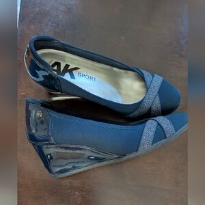 Anne Klein Sports Navy Heels with Shiny Silver Details. Size 7.5
